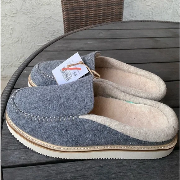 Womens SANUK slippers size 10